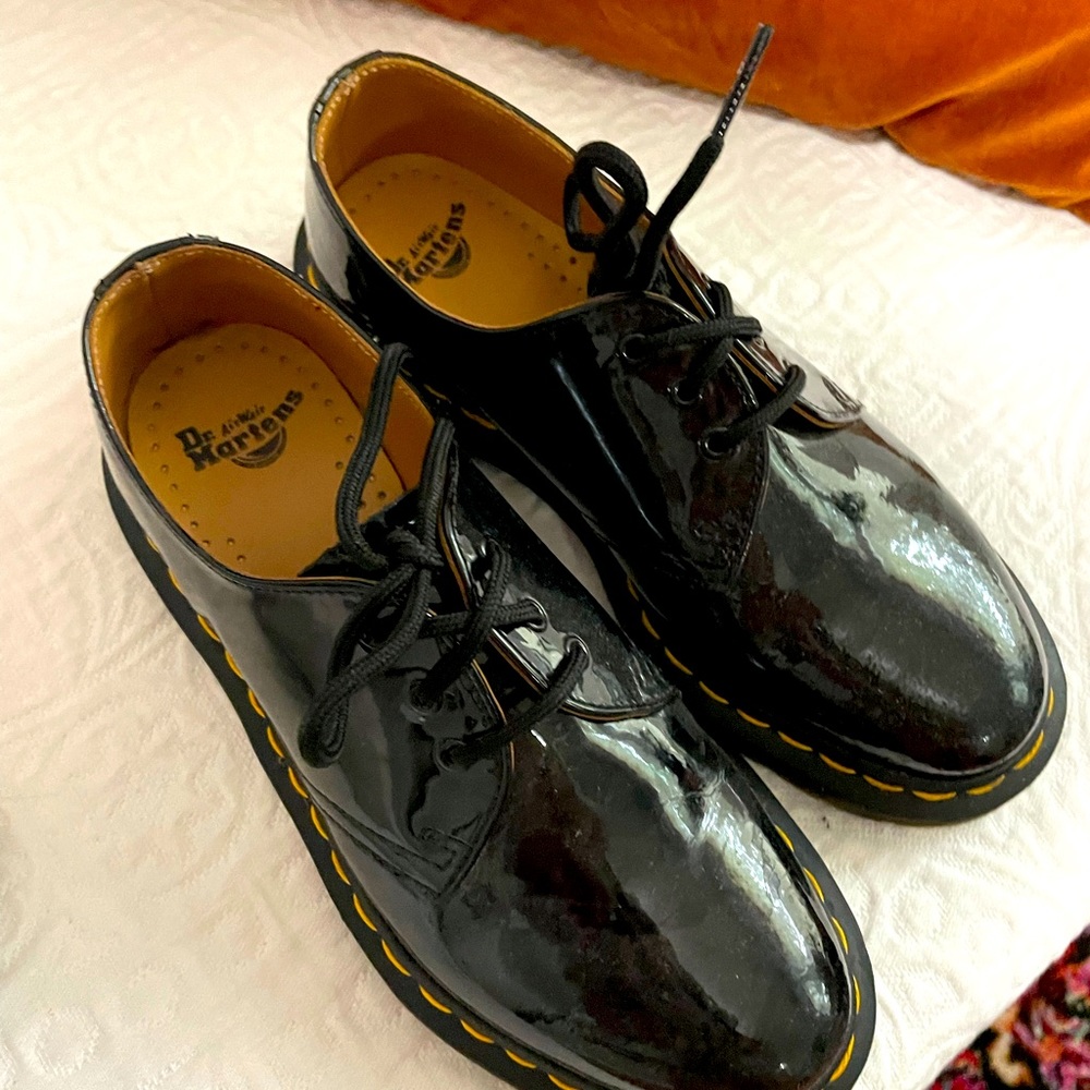 BRAND NEW DOC MARTENS black loafers size 6
